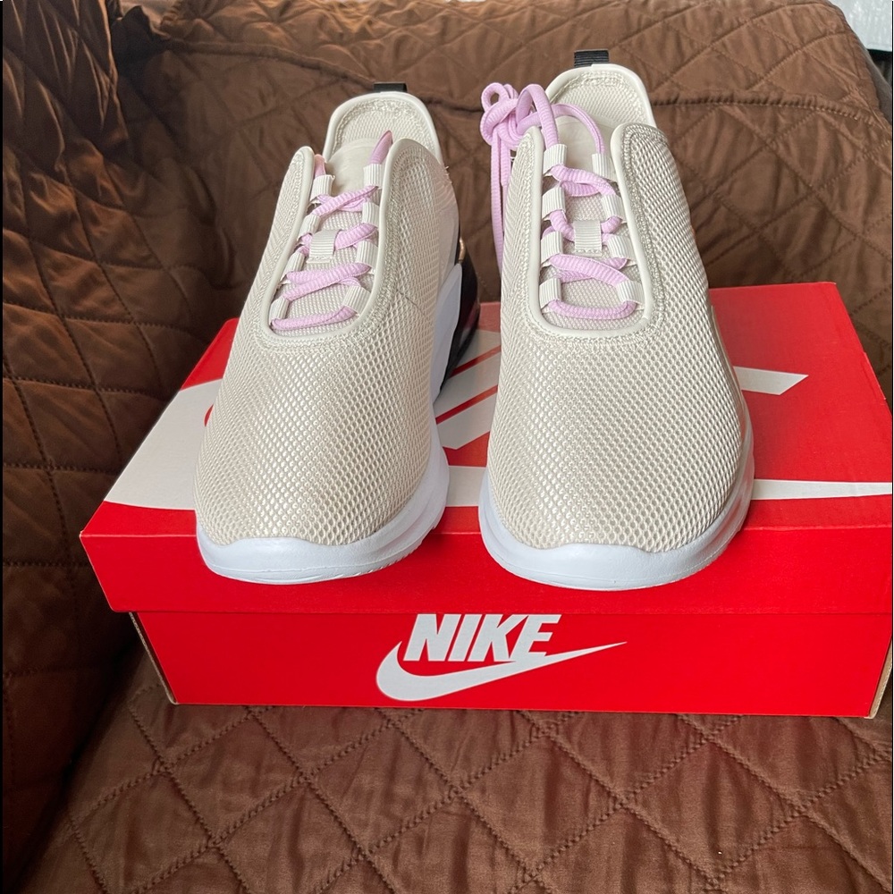 Nike Womens WMNS Air Max Motion 2 Size 8.5. Color OREWOOD BRN/METALLIC COPPER - Picture 5 of 12